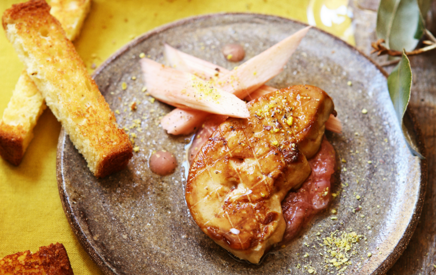 Foie gras de canard poêlé, déclinaison de rhubarbe et brioche toastée