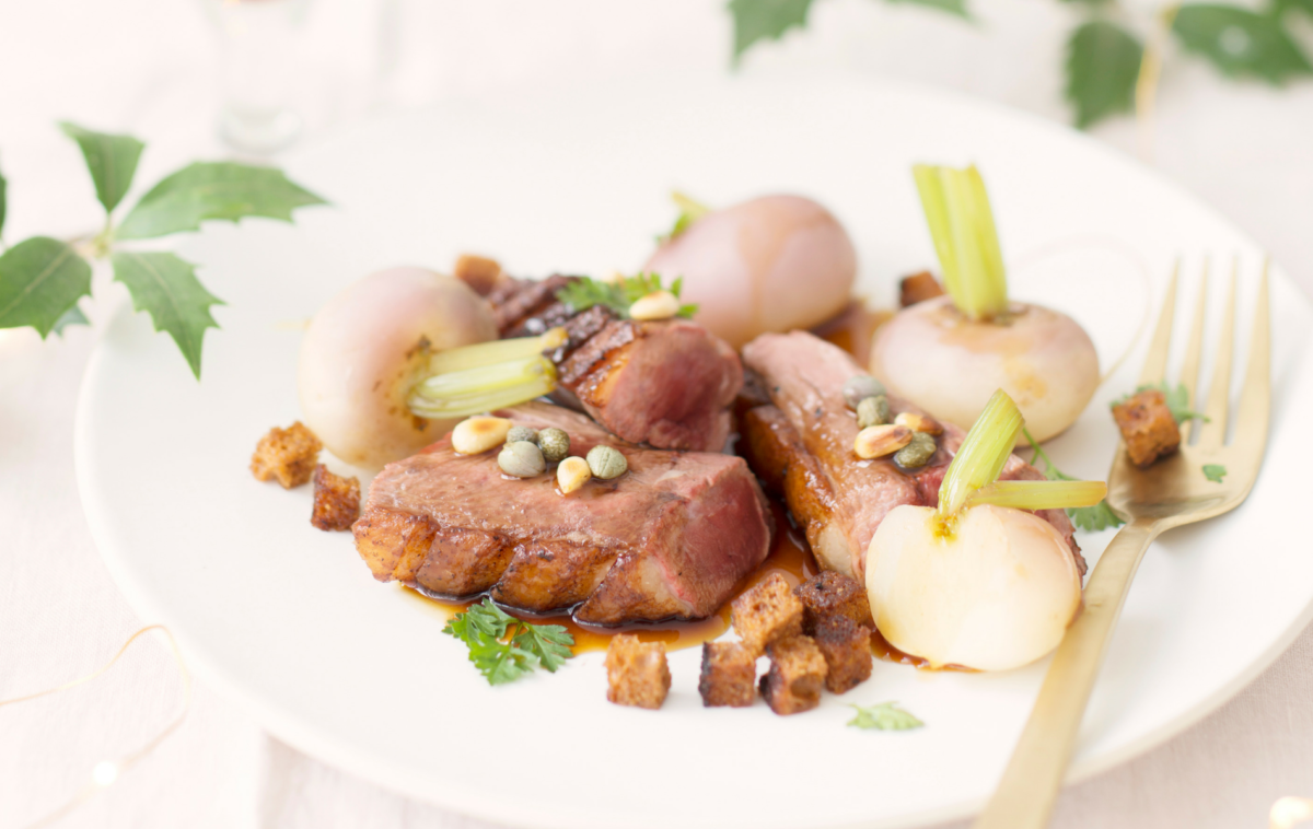Magret de canard du Périgord rôti, palets de navet fondant au jus de pain d’épice
