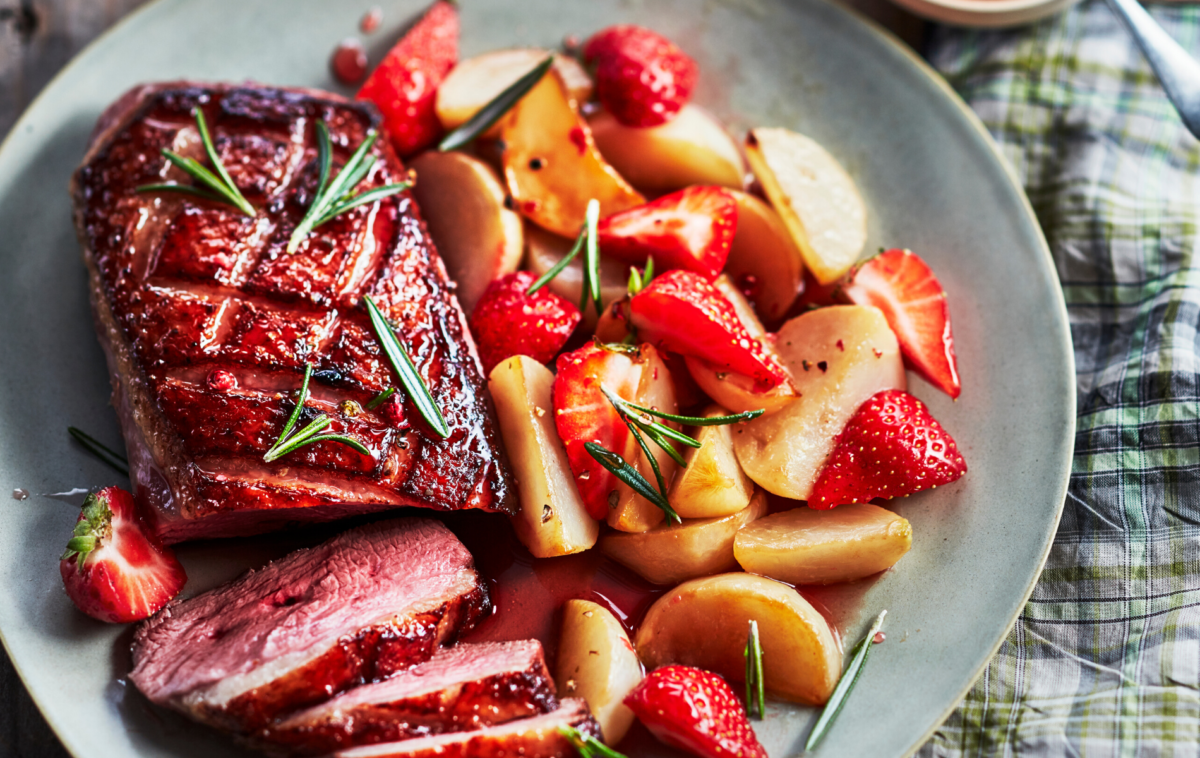 MAGRET DE CANARD LAQUÉ AU SIROP DE FRAISES ET PETITS NAVETS